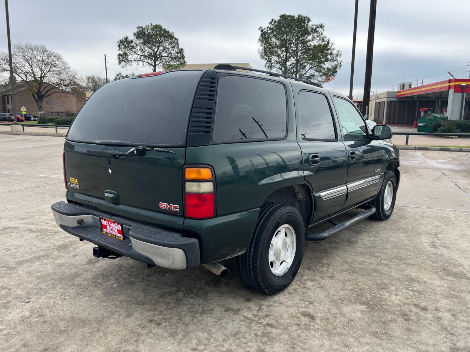 2004 green /TAN GMC Yukon 2WD (1GKEC13V94R) with an 4.8L V8 OHV 16V engine, 4-Speed Automatic Overdrive transmission, located at 14700 Tomball Parkway 249, Houston, TX, 77086, (281) 444-2200, 29.928619, -95.504074 - Photo #6